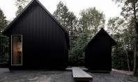O casă neagră din metal se ascunde într-o pădure din Quebec In interiorul padurii din Quebec