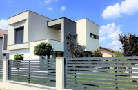 Poarta din aluminiu CRONOS – eleganță geometrică și rezistență desăvârșită