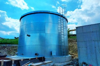 Rezervoare din fibră de sticlă, metal sau beton? Avantaje și criterii de alegere