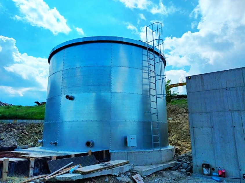 Rezervoare din fibră de sticlă, metal sau beton? Avantaje și criterii de alegere