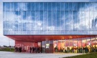 Centrul Cultural "La Hague" exterior din oglinzi si interioare finisate in rosu Fasiile din oglinda reflecta