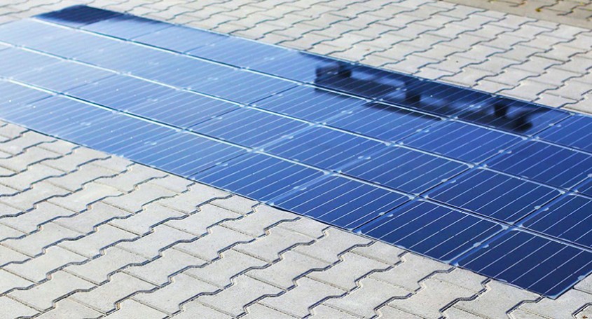 Panouri solare pe trotuar, care pot încărca mașinile electrice