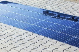Panouri solare pe trotuar, care pot încărca mașinile electrice