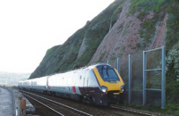 Paravan protectie terasament cale ferata partial distrus de alunecari de teren in Dawlish - UK
