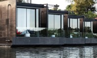 Locuinte plutitoare pe un rau din Thailanda Biroul de arhitectura Agaligo Studio a realizat proiectul pentru