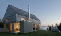 O casă pasivă închisă într-o anvelopantă din șiță și sticlă Echipa MacKay-Lyons Sweetapple Architects a proiectat