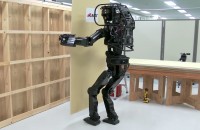 Robotul care montează impecabil placi din gips carton și ne arată cam cum va fi viitorul