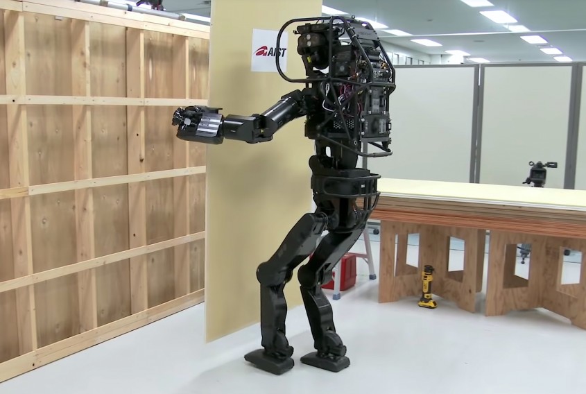 Robotul care montează impecabil placi din gips carton și ne arată cam cum va fi viitorul