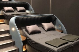 Un cinematograf cu paturi confortabile în loc de scaune. Plus papuci de casă