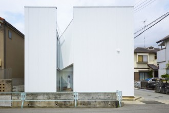 O casă cu o geometrie ingenios adaptată la restricţiile urbane