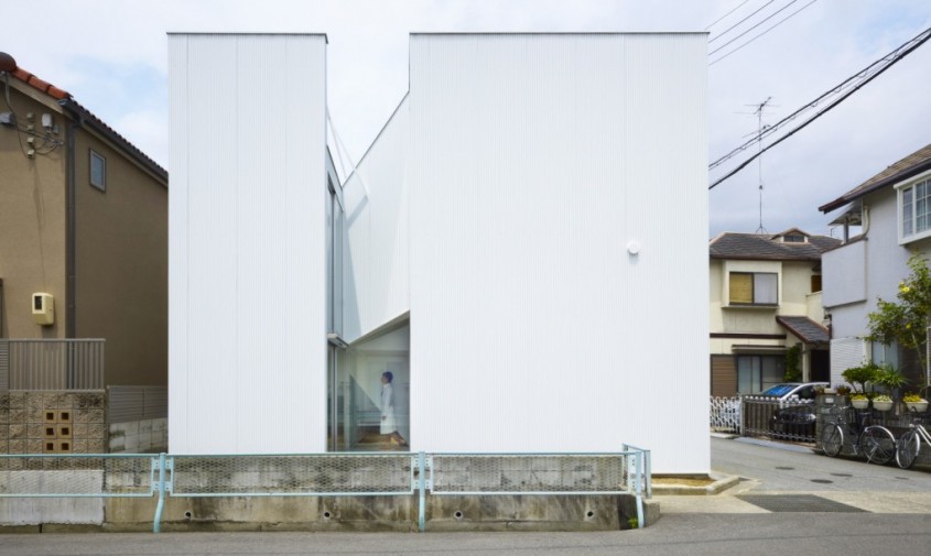 O casă cu o geometrie ingenios adaptată la restricţiile urbane