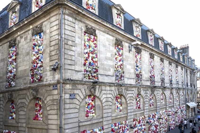 O clădire istorică plină cu pungi de plastic!