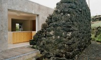 Ruine din piatră încadrează noua structură din beton a casei Echipa portugheza SAMI Arquitectos a reusit