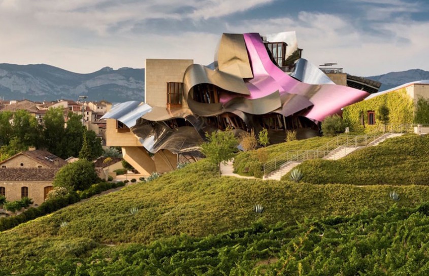 Hotel de lux poarta amprenta arhitectului Frank Gehry