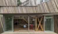 O casă îmbrăcată în resturi de la prelucrarea lemnului Echipa de arhitecti Yuichi Kodai si Lee