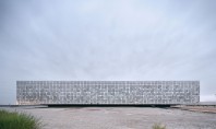 Panouri sclipitoare din oțel îmbracă centrul de comandă al unuia dintre cele mai mari parcuri fotovoltaice 