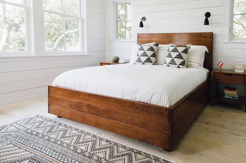 Alb și lemn - combinația câștigătoare pentru orice dormitor