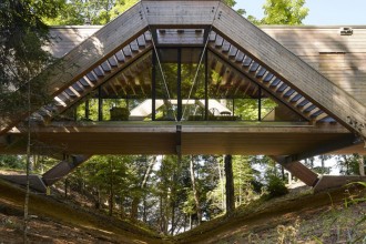 Bridge House - casa ca un pod ce traversează o râpă