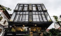 O clădire multifuncțională prefabricată învăluită de plante exotice, construită în trei luni