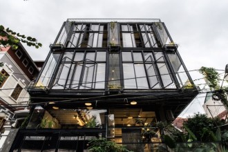 O clădire multifuncțională prefabricată &icirc;nvăluită de plante exotice, construită &icirc;n trei luni