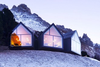 Cabana Oberholz găzduiește un bar și un restaurant la înălțime