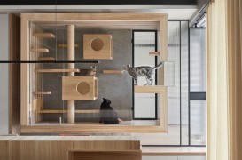 O casă modernă proiectată special pentru o familie de feline, instalată în living