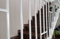 Placarea cu trepte din lemn a scărilor interioare din beton
