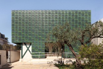 Fațadă creată din sute de lăzi reciclate