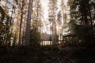 Un hotel plutitor &icirc;n inima unei păduri suedeze 