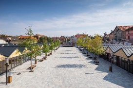 Pavelele Elis Pavaje creează un joc vizual în Piața Habermann din Sibiu