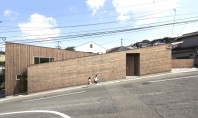 O casa cu volume adaptate pantelor abrupte ale terenului Biroul de proiectare japonez Roote a exploatat