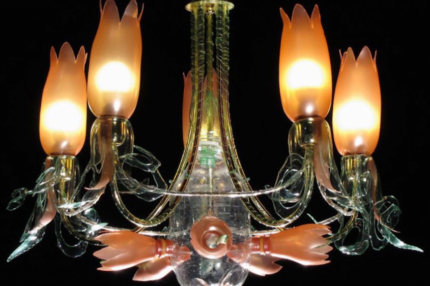 Cum se transformă sticlele de plastic în niște candelabre elegante?