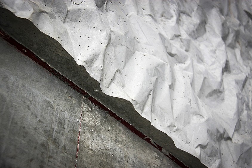 Cum au făcut arhitecții betonul care arată ca hârtia mototolită