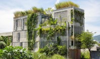 O clădire de birouri verde acoperită cu plante native Firma de arhitectura Ho Khue Architects a