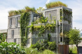 O clădire de birouri verde acoperită cu plante native 