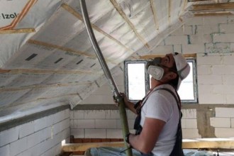 Este timpul să elimini vechea izolație din podul casei! Iată de ce să o faci