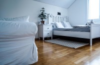 Mobilier pentru dormitor &icirc;n locuințe cu &icirc;ncălzire &icirc;n pardoseală: ce verifici ca să nu se deformeze