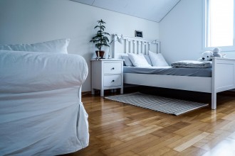 Mobilier pentru dormitor &icirc;n locuințe cu &icirc;ncălzire &icirc;n pardoseală: ce verifici ca să nu se deformeze
