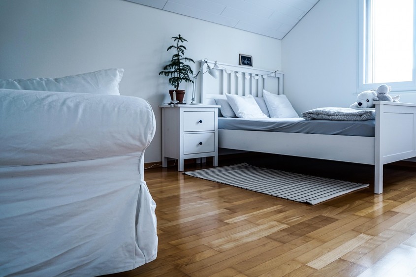 Mobilier pentru dormitor în locuințe cu încălzire în pardoseală: ce verifici ca să nu se deformeze