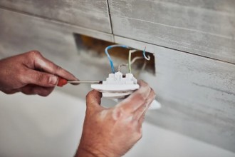 Importanța &icirc;ntreținerii instalațiilor electrice pentru spații comerciale