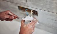 Importanța întreținerii instalațiilor electrice pentru spații comerciale La fel cum o bucătărie comercială necesită inspecții de