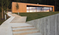 O locuinta durabila construita in padurile din Novo Mesto Slovenia Beneficiind de deschideri spre orasul sloven