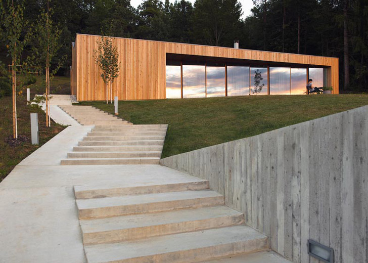 O casă construită pe pantă oferă perspective spectaculoase cu dealuri împădurite 