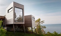 Locuinta construita pe coasta Norvegiei Casa Hytte Arsund o locuinta finisata in lambriu de lemn cu
