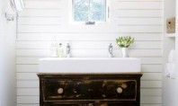 Piese de mobilier vintage ce completeaza designul unei incaperi de baie