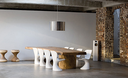 O noua moda, mese rustice cu scaune moderne