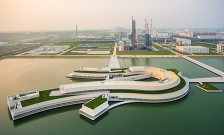 Alvaro Siza finalizeaza constructia unei fabrici pe un lac artificial din China