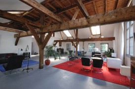O veche fabrica transformata intr-un loft modern de Zecc Architects