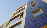 Cladire placata cu panouri solare, o pata de culoare in peisajul urban din Williamsburg