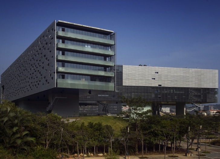 Turnul de birouri dezvoltat pe orizontala, marca Steven Hall a castigat Premiul Arhitecturii Americane